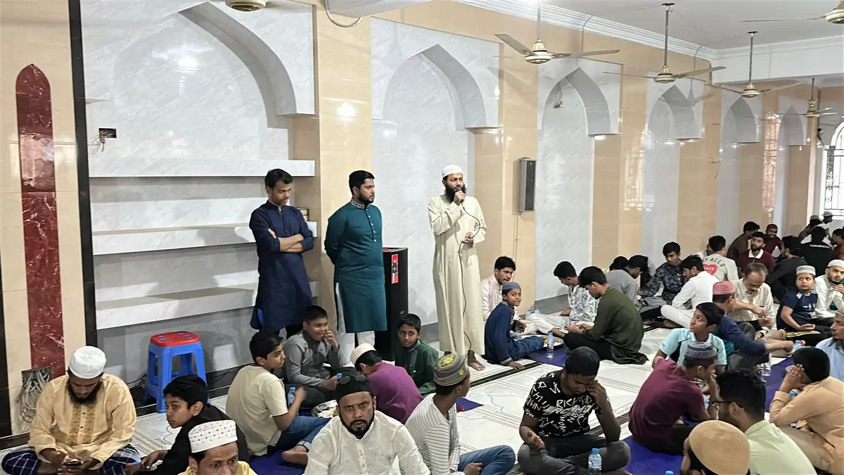 Community members gathered at Baitur Rahman Jame Masjid for iftar during Ramadan 2026